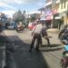 Cegah Laka Lantas, Polisi dan Warga di Sukabumi Gotong Royong Tambal Jalan Berlubang