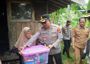 Tinjau Dua Rutilahu, Kapolres AKBP Sentot Salurkan Sembako