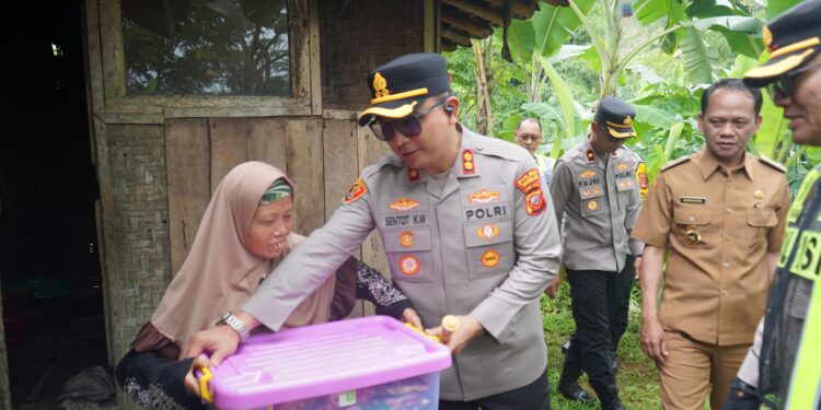 Tinjau Dua Rutilahu, Kapolres AKBP Sentot Salurkan Sembako