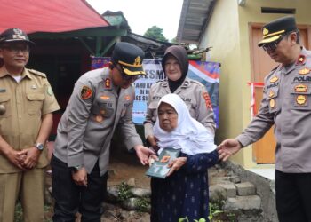 Bedah Rutilahu Rampung, Kapolres Sukabumi Kota Resmikan Rumah Baru Mak Icoh