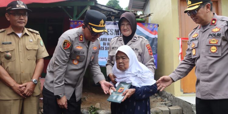 Bedah Rutilahu Rampung, Kapolres Sukabumi Kota Resmikan Rumah Baru Mak Icoh