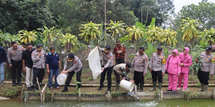 Tebar Bibit Ikan Nila, Kapolres Sukabumi Kota Resmikan Green House Binaan