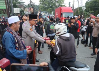 Kapolres Sukabumi Kota dan Poskab Sapujagat Bagi-bagi Takjil Jelang Buka Puasa