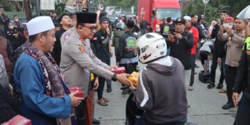 Kapolres Sukabumi Kota dan Poskab Sapujagat Bagi-bagi Takjil Jelang Buka Puasa