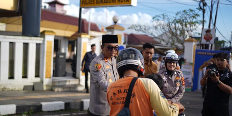 Berbagi Jelang Buka Puasa, Kapolres Sukabumi Kota dan Komunitas HDCI Bagikan Ratusan Takjil