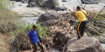 Bareng Warga, Polres Sukabumi Kota Bersih-bersih di Area Revitalisasi Jembatan Jantake