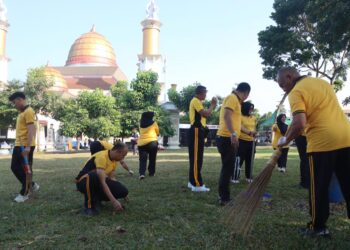 Sambut Hari Bhayangkara ke-80, Polisi di Sukabumi Bersihkan Tempat Ibadah