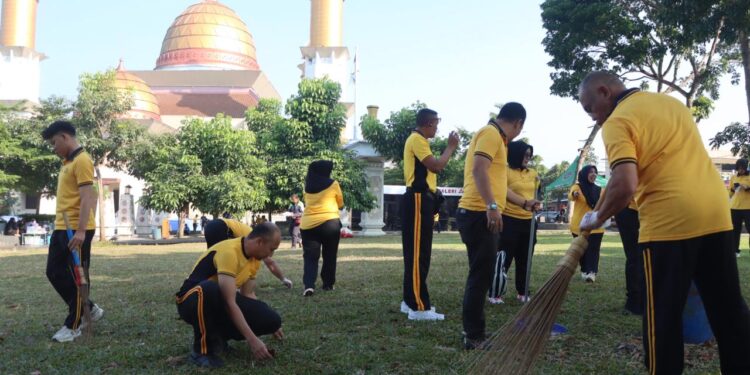 Sambut Hari Bhayangkara ke-80, Polisi di Sukabumi Bersihkan Tempat Ibadah