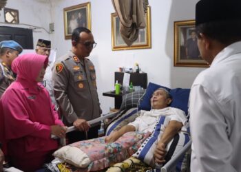 Kapolres Sukabumi Kota Sambangi Purnawirawan dan Anggota Sakit Menahun