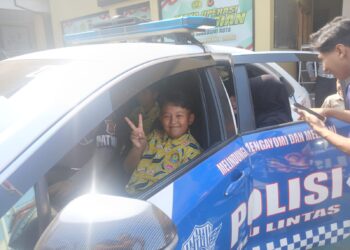Ceria! Siswa Tunarungu di Sukabumi Diajak Polisi Keliling Mapolres