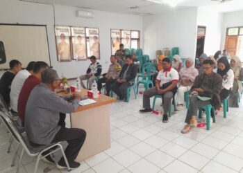 Bhabinkamtibmas Polsek Baros Kawal Pemilihan Ketua LPM, Serap Aspirasi Warga