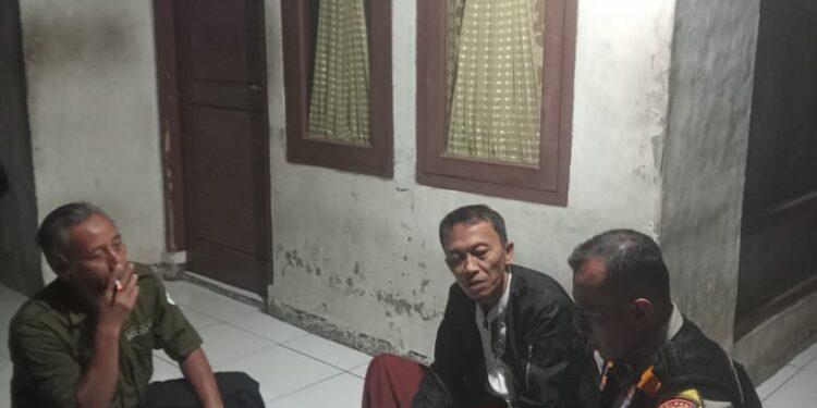 Sambang Malam Bhabinkamtibmas Lembursitu Pererat Kedekatan dengan Warga Binaan