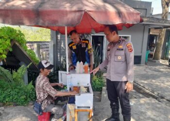 Patroli Dialogis, Polisi Sambangi Pedagang Kaki Lima dan Sampaikan Pesan Kamtibmas