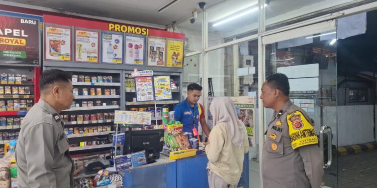 Patroli Malam Polsek Sukalarang Sambangi Obyek Vital, Perkuat Dialog Cegah Kriminalitas