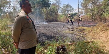 Polisi Bantu Padamkan Kebakaran Lahan Kering di Area Pemakaman Warudoyong