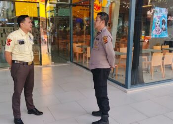 Patroli Dialogis Polsek Cikole Sasar Pusat Perbelanjaan, Perkuat Sinergi dengan Satpam
