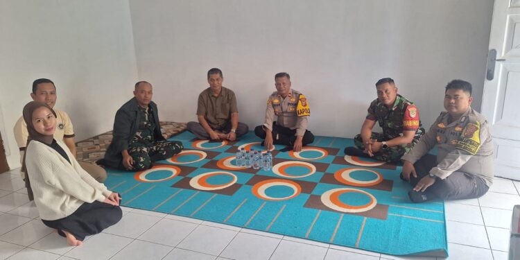 Kapolsek Sukaraja dan Babinsa Sambangi Warga, Perkuat Sinergi Jaga Kamtibmas