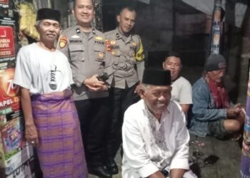 Sambang Malam, Bhabinkamtibmas Polsek Lembursitu Ajak Warga Aktif Jaga Keamanan Lingkungan