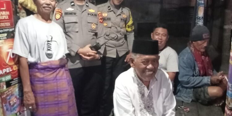 Sambang Malam, Bhabinkamtibmas Polsek Lembursitu Ajak Warga Aktif Jaga Keamanan Lingkungan