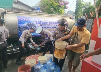 Satlantas Polres Sukabumi Kota Kembali Salurkan 8.000 Liter Air Bersih