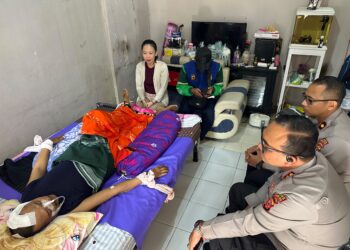 Kapolres Sukabumi Kota Sambangi Pengemudi Ojol dan Keluarganya yang Sakit