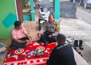 Ngopi Bareng Warga, Bhabinkamtibmas Sukalarang Dorong Pengaktifan Poskamling