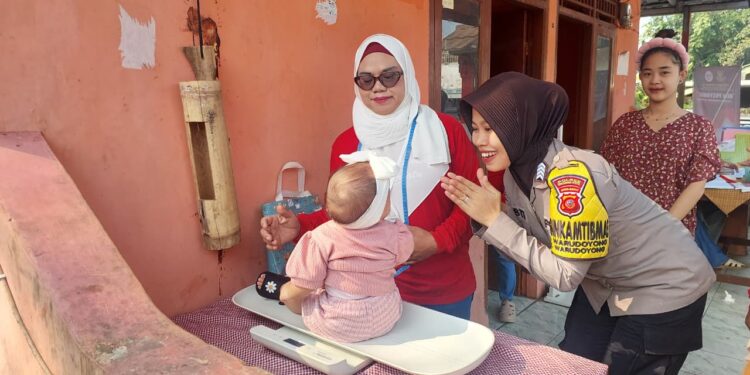 Bhabinkamtibmas Warudoyong Hadiri Posyandu, Dukung Pemantauan Gizi Balita