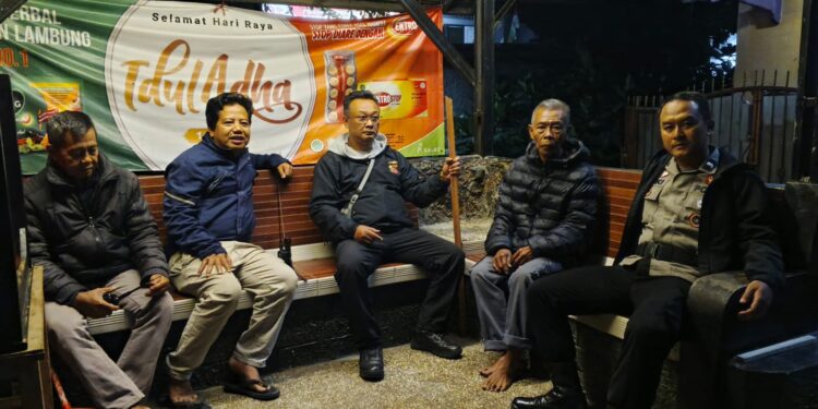 Bhabinkamtibmas Polsek Cikole Patroli Pos Ronda, Ajak Warga Perkuat Keamanan Lingkungan