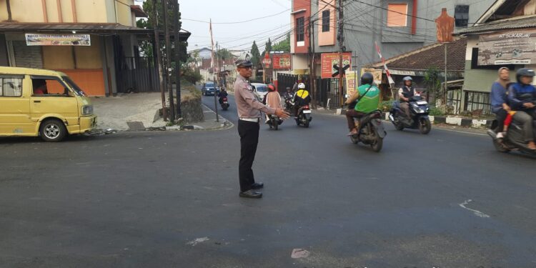 Polsek Warudoyong Atur Lalu Lintas di Jam Sibuk, Bantu Kelancaran Aktivitas Warga