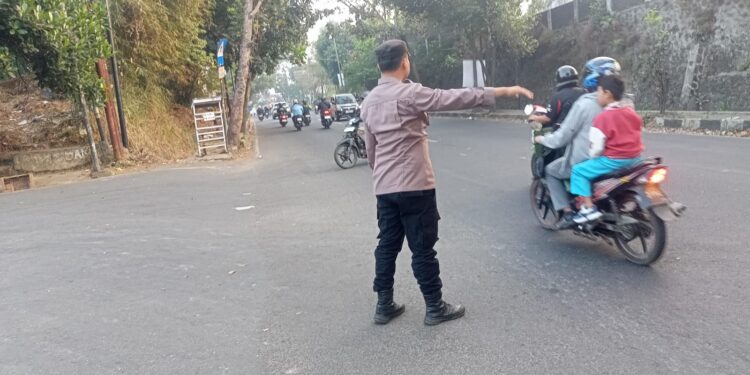 Polsek Warudoyong Atur Arus Lalu Lintas Pagi, Cegah Kemacetan di Jalan Cemerlang