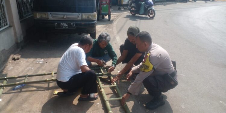 Jelang HUT RI ke-81, Bhabinkamtibmas Jayamekar Ikut Gotong Royong Hias Lingkungan