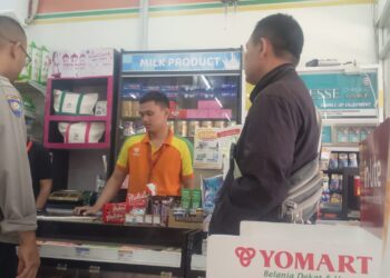 Bhabinkamtibmas Sambangi Karyawan Minimarket di Nyomplong, Ingatkan Bahaya Narkoba hingga Judi Online