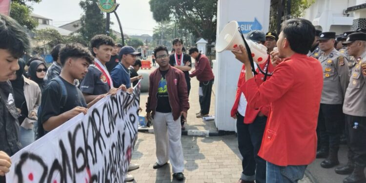 GMNI Sukabumi Raya Datangi Balai Kota dan DPRD, Soroti Transparansi LHP BPK Tahun 2025