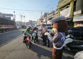 Setiap Hari, Polantas di Sukabumi Bagi-bagi Nasi Gratis Untuk Warga