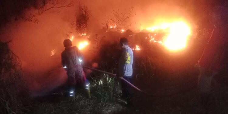 Terima Info Warga, Polisi Gercep Cegah Kebakaran Lahan TPA Cikundul Meluas