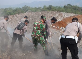 Bara Api Menjalar di Bawah Tumpukan Sampah, Ini Strategi Pemadaman TPA Cikundul