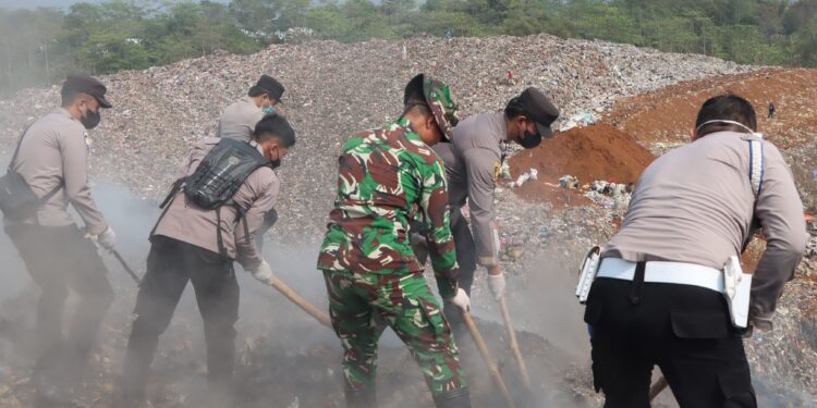 Bara Api Menjalar di Bawah Tumpukan Sampah, Ini Strategi Pemadaman TPA Cikundul