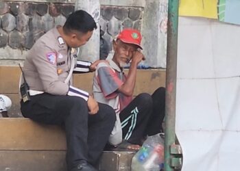 Tak Sekadar Mengatur Lalu Lintas, Polantas di Sukabumi Ini Berbagi untuk Lansia