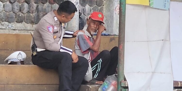 Tak Sekadar Mengatur Lalu Lintas, Polantas di Sukabumi Ini Berbagi untuk Lansia