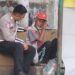 Tak Sekadar Mengatur Lalu Lintas, Polantas di Sukabumi Ini Berbagi untuk Lansia
