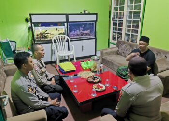 Ngopi Bareng Warga, Bhabinkamtibmas Baros Perkuat Kamtibmas