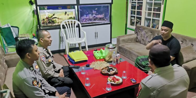 Ngopi Bareng Warga, Bhabinkamtibmas Baros Perkuat Kamtibmas