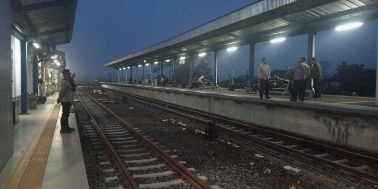 Polisi Pantau Stasiun Cisaat Sukabumi, Pastikan Situasi Tetap Kondusif