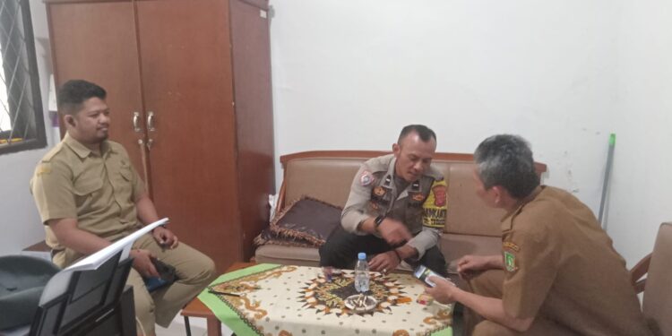 Bhabinkamtibmas Sindangsari Sambangi Kantor Kelurahan, Perkuat Sinergi Jaga Kamtibmas