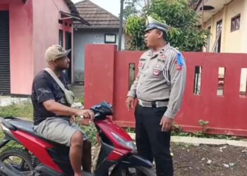 Tak Pakai Helm SNI, Pengendara Motor Ditegur Satlantas Polres Sukabumi Kota