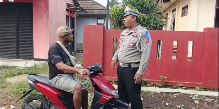 Tak Pakai Helm SNI, Pengendara Motor Ditegur Satlantas Polres Sukabumi Kota