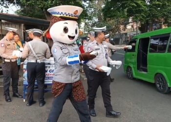Polantas di Sukabumi Bagi-bagi Ratusan Nasi Kotak ke Pengendara