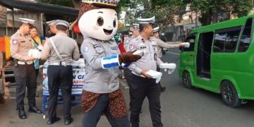 Polantas di Sukabumi Bagi-bagi Ratusan Nasi Kotak ke Pengendara