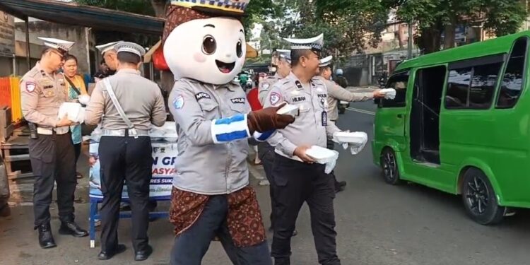 Polantas di Sukabumi Bagi-bagi Ratusan Nasi Kotak ke Pengendara