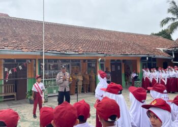 Bhabinkamtibmas Polsek Cisaat Beri Edukasi Pelajar soal Kamtibmas